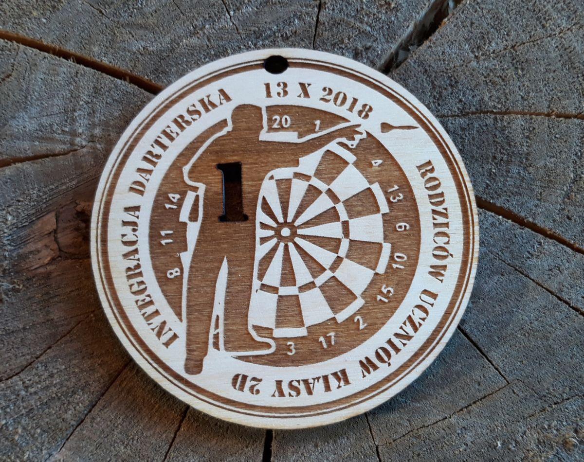 Projekt drewnianych medali 2412